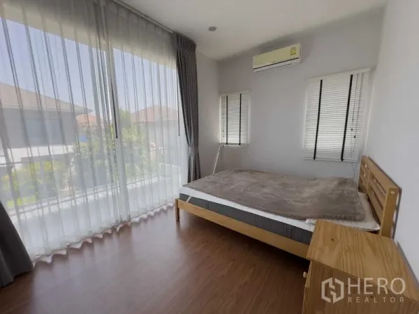 บ้าน ให้เช่าหรือขายในBang Khen, Bangkok - ห้องนอนมุมสว่าง ผนังกระจกขนาดใหญ่ มองเห็นระเบียง พร้อมเครื่องปรับอากาศ