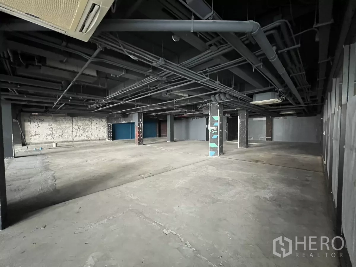 พื้นที่ขายปลีก ให้เช่าในWatthana, Bangkok - โถงค้าปลีกกว้าง พื้นคอนกรีตและช่องแบ่งหลายส่วน