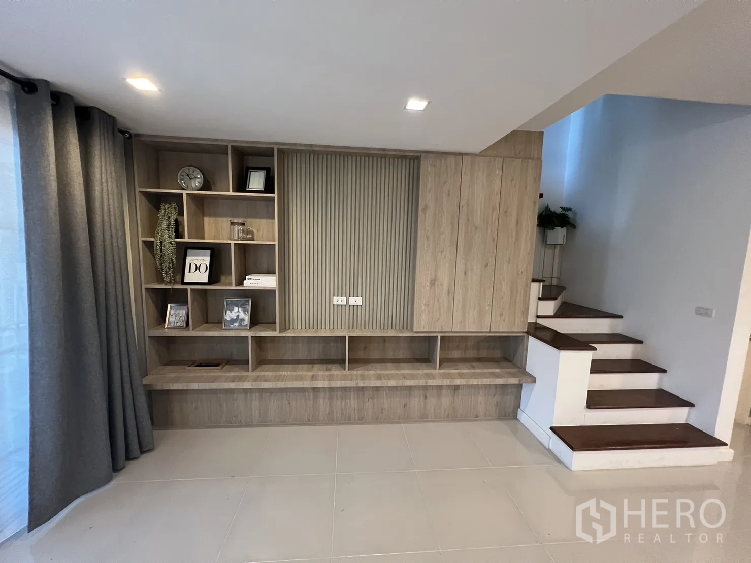 ทาวน์เฮาส์ for rent in Suan Luang, Bangkok - ชั้นวางของและผนังบิลท์อินลายไม้ข้างบันได.