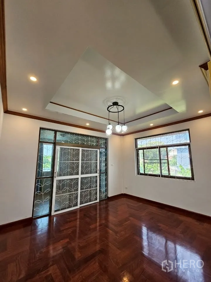 สำนักงานที่บ้าน for rent in Wang Thonglang, Bangkok - ห้องมีโคมไฟแขวน ประตูกระจกบานเลื่อนลายเหล็กดัด และพื้นไม้