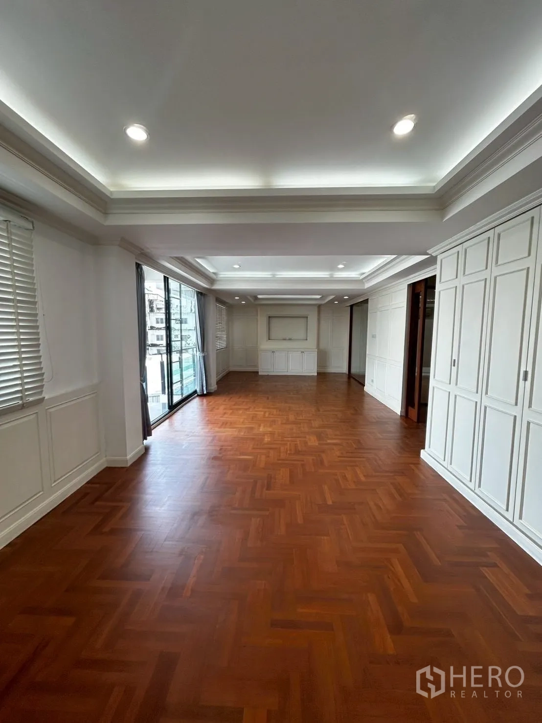 โชว์รูม for rent or sale in Bang Phli, Samut Prakan - โถงกว้างพื้นไม้ลายก้างปลา ตู้บิวท์อิน และประตูกระจกสู่ระเบียง