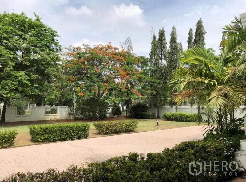 บ้าน ขายในMueang Samut Prakan, Samut Prakan - ถนนทางเข้าร่มรื่นด้วยต้นไม้และสวนจัดแต่งภายในรั้วรอบขอบชิด