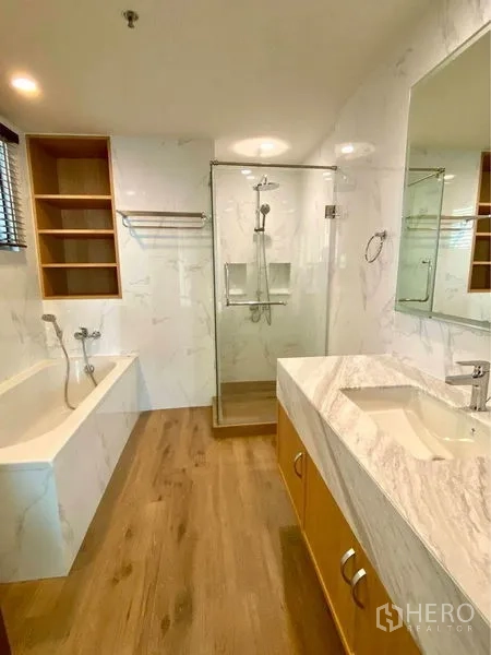 คอนโด ให้เช่าในPathum Wan, Bangkok - ห้องน้ำกว้างพร้อมอ่างอาบน้ำ ห้องอาบน้ำกระจก และเคาน์เตอร์หินอ่อนยาว