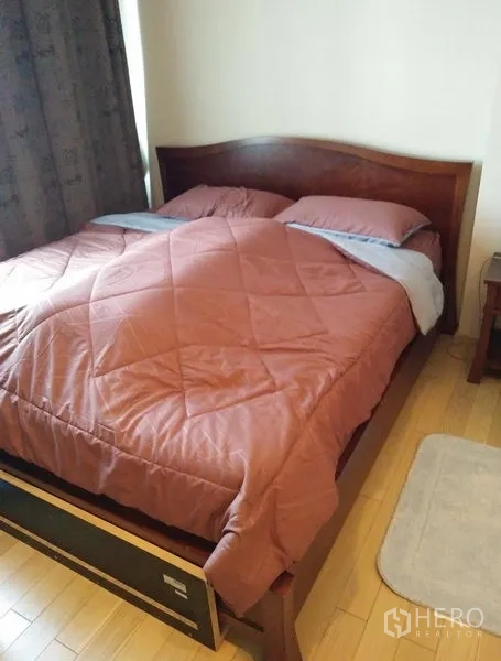 คอนโด ให้เช่าในKhlong Toei, Bangkok - ห้องนอนอบอุ่น เตียงไม้ พร้อมผ้าห่ม บนพื้นไม้