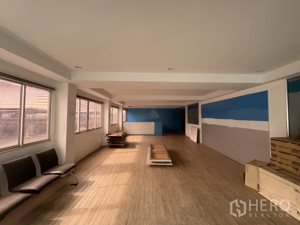 工厂 出租在Phra Pradaeng, Samut Prakan - 一层办公室空间，大窗、吊顶与木纹地板。