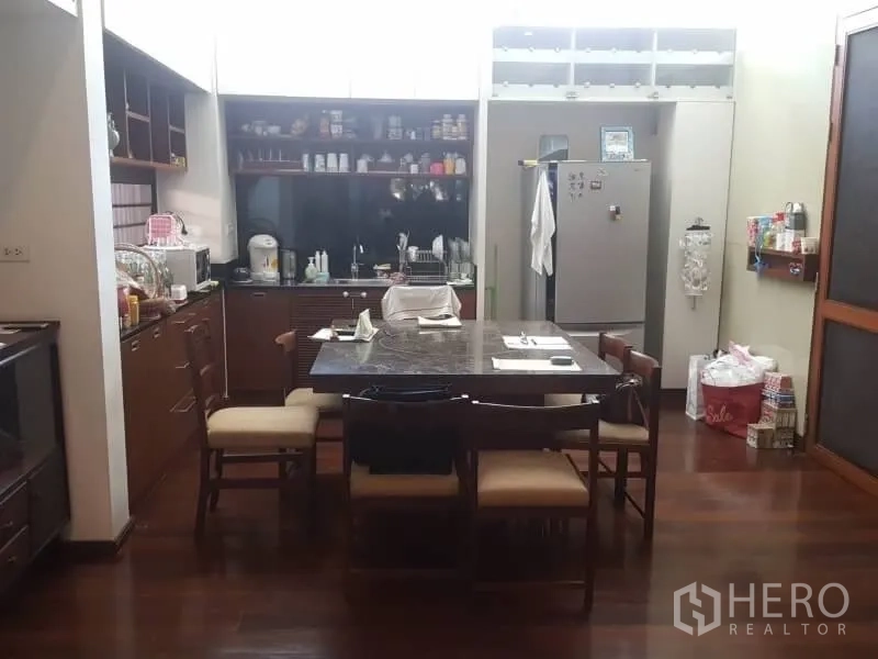 สำนักงานที่บ้าน ให้เช่าหรือขายในBang Rak, Bangkok - ครัวและห้องทานข้าวสำหรับครอบครัว ตู้ไม้ โต๊ะกลาง และตู้เย็น