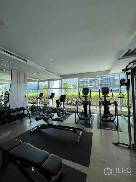 คอนโด ให้เช่าในRatchathewi, Bangkok - ฟิตเนสพร้อมลู่วิ่ง เครื่องคาร์ดิโอ ดัมเบล และมุมมองเมือง