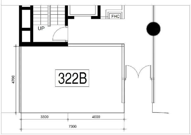 พื้นที่ขายปลีก ให้เช่า - ผังห้องขาวดำระบุ 322B แสดงพื้นที่ค้าปลีกทรงสี่เหลี่ยมพร้อมประตูคู่