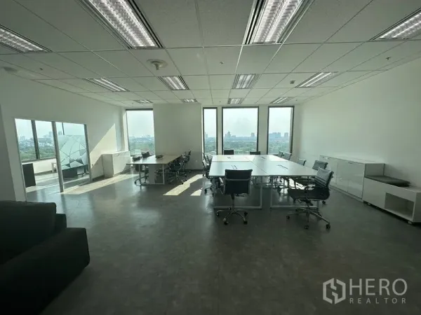 办公空间 出租在Chatuchak, Bangkok - 开放式办公区，长桌与玻璃隔断会议室，采光充足，远眺公园