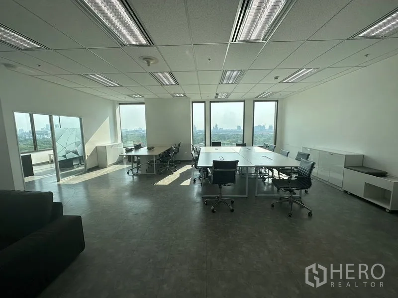 办公空间 出租在Chatuchak, Bangkok - 开放式办公区，长桌与玻璃隔断会议室，采光充足，远眺公园