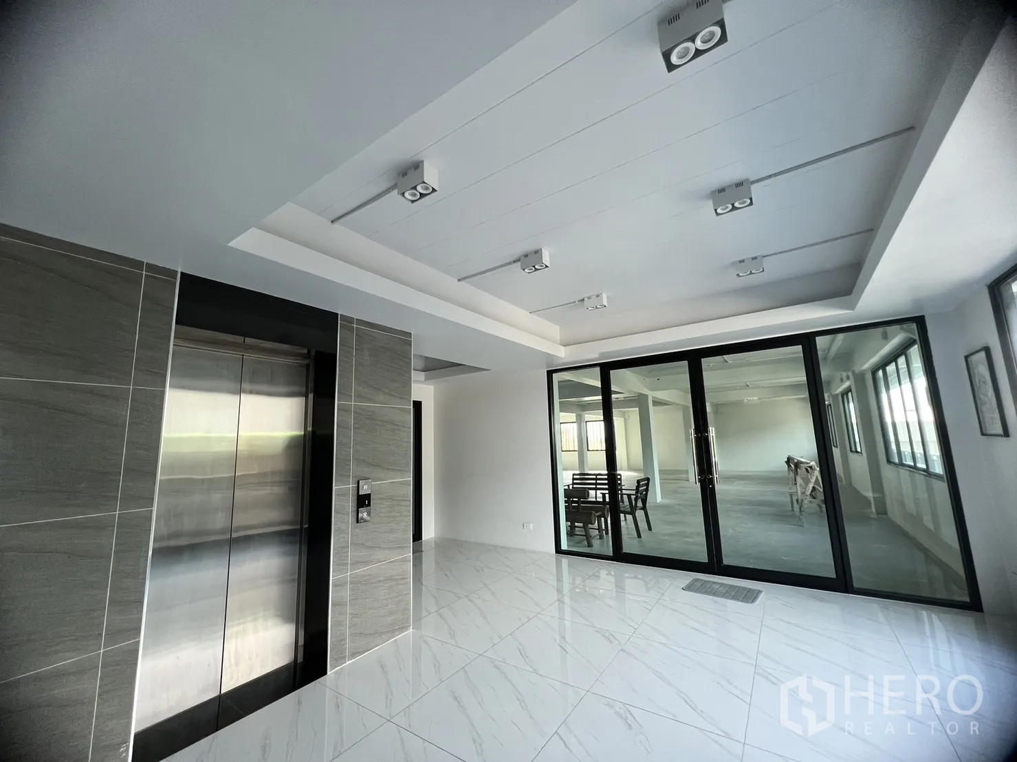 สำนักงาน ให้เช่าในLat Krabang, Bangkok - โถงลิฟต์พร้อมลิฟต์สแตนเลส และประตูกระจกเข้าสู่ออฟฟิศ