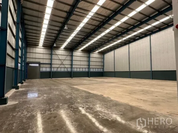 โรงงาน ให้เช่าในBang Phli, Samut Prakan - โซนเก็บสินค้าว่าง เพดานสูง เสาเหล็ก และพื้นคอนกรีตเรียบ