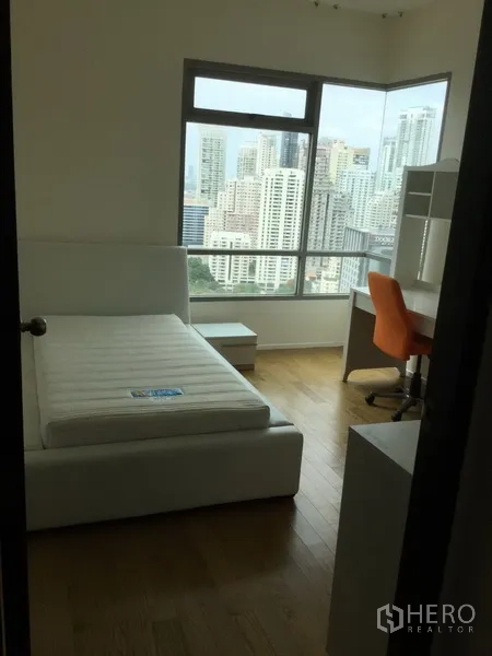 คอนโด ให้เช่าในWatthana, Bangkok - ห้องนอนรองสว่าง โปร่ง พร้อมเตียง โต๊ะทำงาน และหน้าต่างมุมมองเมือง