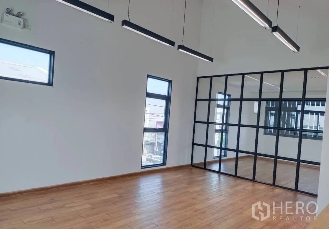 工厂 出售在Lam Luk Ka, Pathum Thani - 采光充足的办公室，木地板、狭长窗与吊灯