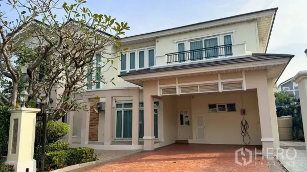 Detached House for rent or sale in Bang Phli, Samut Prakan - Front driveway and carport of modern two-storey home with large windows