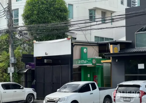 零售空间 出租在Saphan Sung, Bangkok - 临街零售门面，设有ATM机与路边停车位，周围为低层商业建筑，位于曼谷Saphan Sung。
