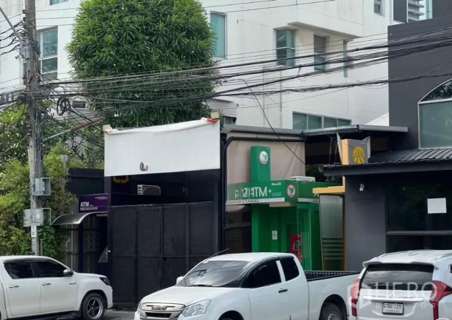 零售空间 出租在Saphan Sung, Bangkok - 临街零售门面，设有ATM机与路边停车位，周围为低层商业建筑，位于曼谷Saphan Sung。