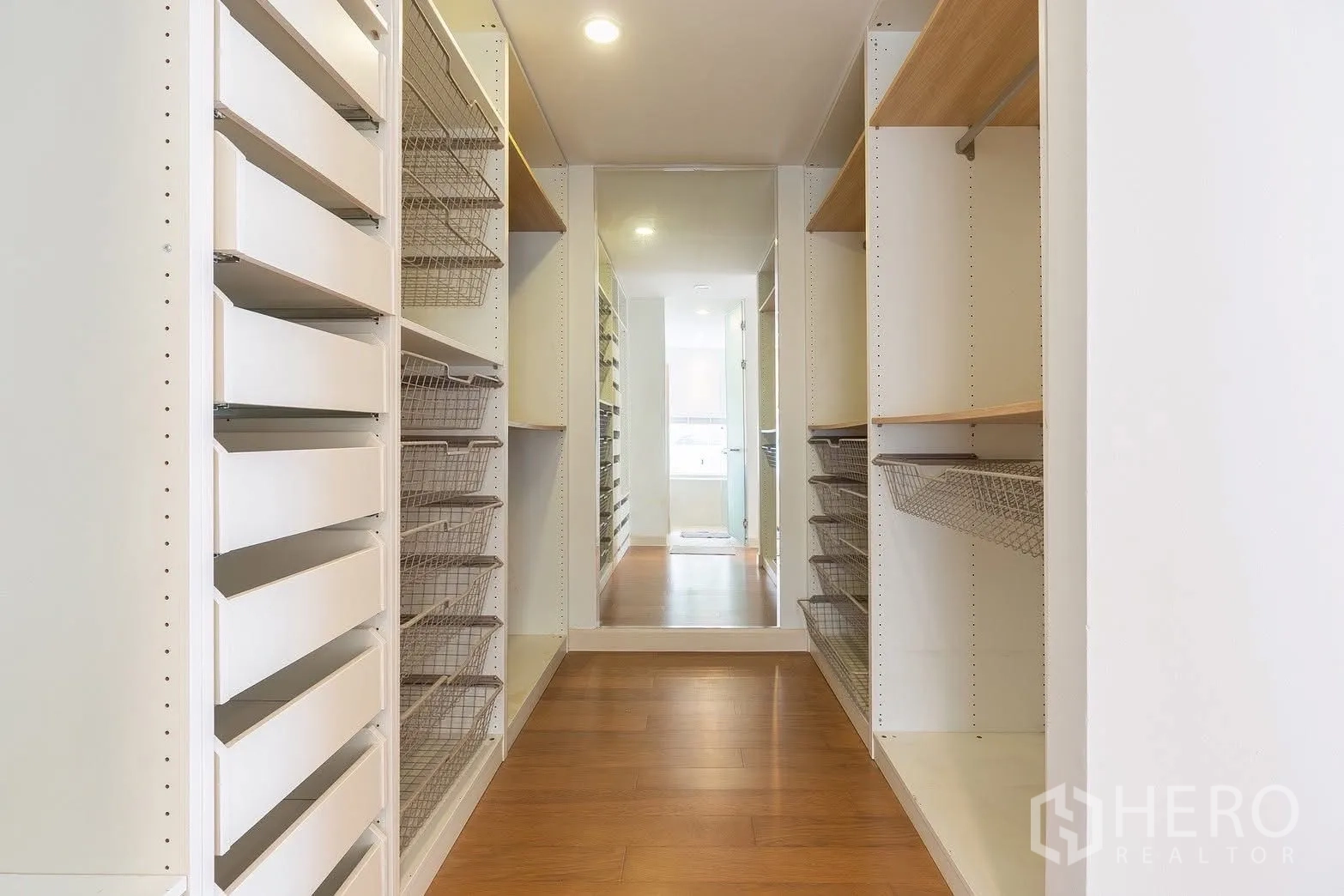 独栋房屋 for rent in Saphan Sung, Bangkok - 步入式衣帽间，带置物架与网篮抽屉。