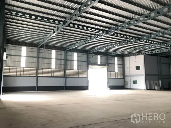 工厂 出租在Bang Len, Nakhon Pathom - 工业空间配高窗与百叶通风，前方为卷闸门入口。