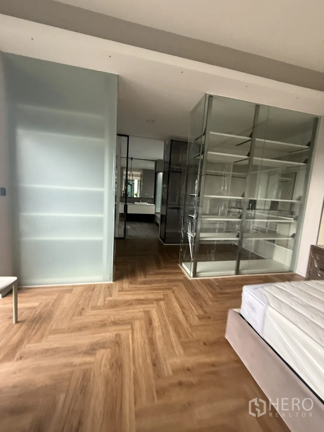 Detached House for rent in Saphan Sung, Bangkok - Walk-through dressing area with glass shelving leading to the bedroom.