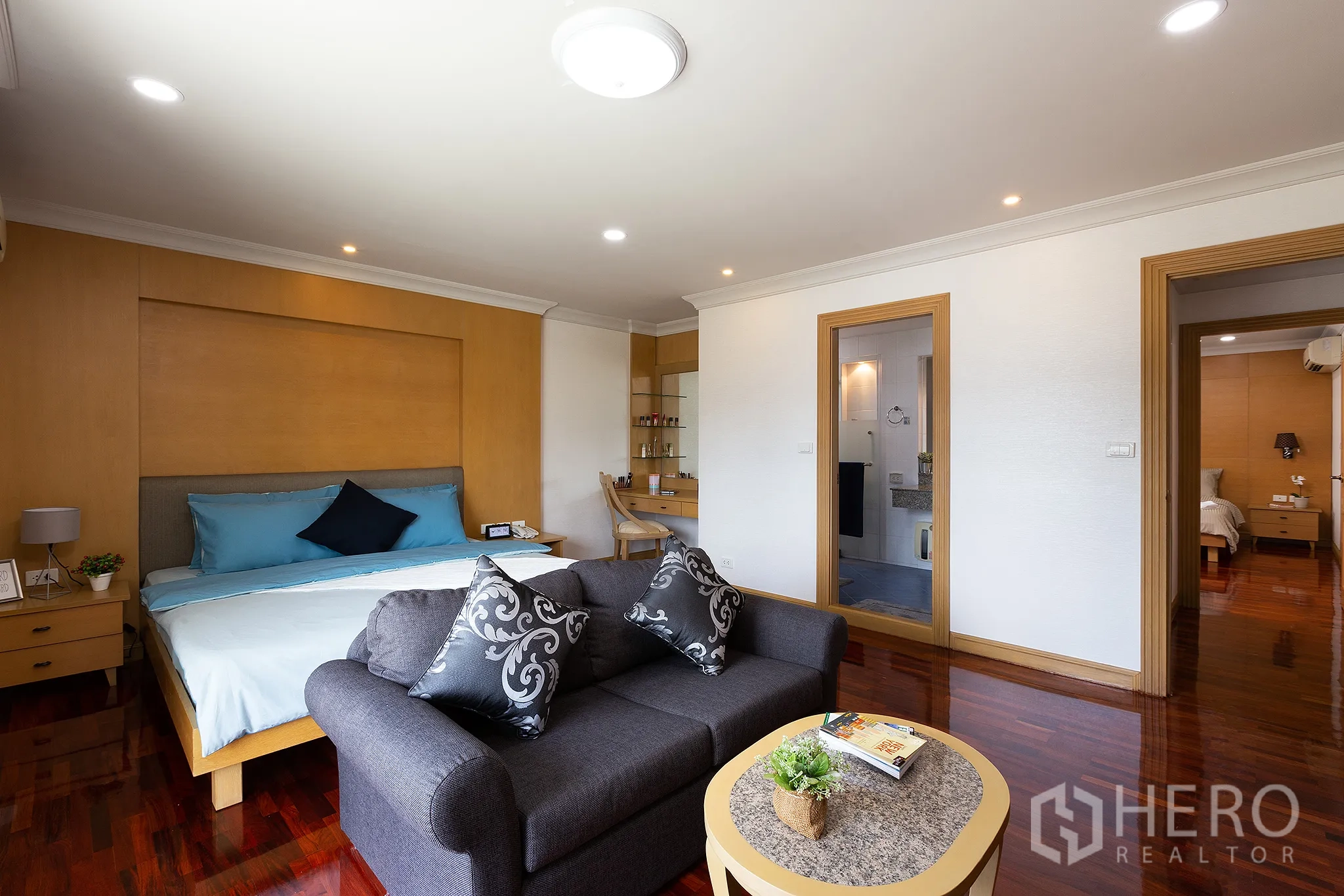 อพาร์ทเมนท์ ให้เช่าในRatchathewi, Bangkok - ห้องนอนมาสเตอร์กว้าง พร้อมมุมนั่งเล่น โต๊ะเครื่องแป้ง และทางเข้าห้องน้ำในตัว