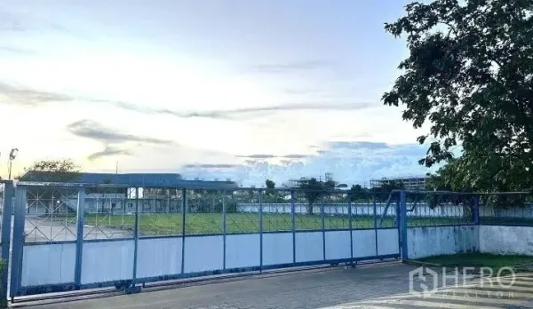 工厂 出租在Bang Bua Thong, Nonthaburi - 邦武通工业区的安全推拉大门与开阔厂区。