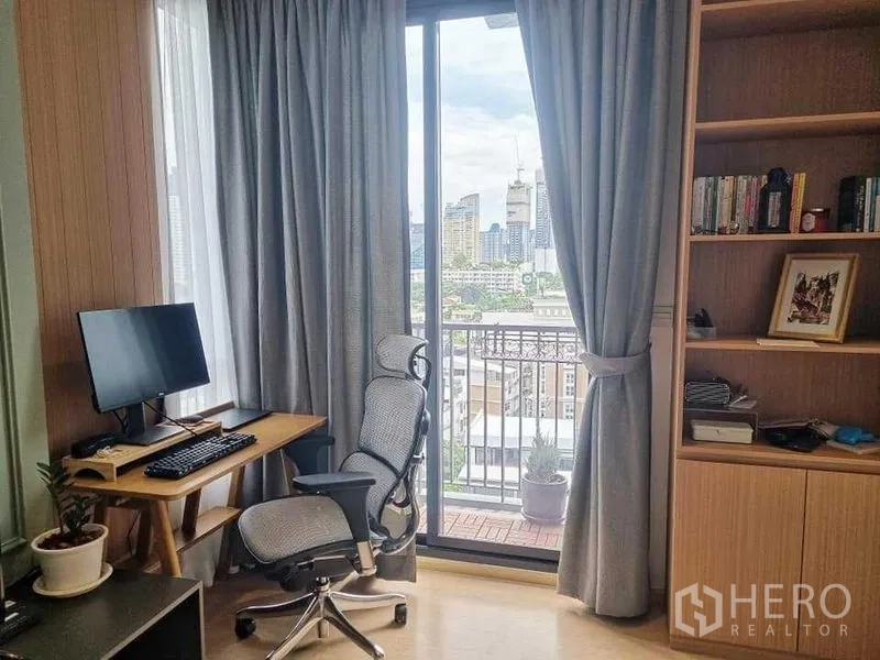 คอนโด ให้เช่าในWatthana, Bangkok - มุมทำงานที่บ้าน เก้าอี้Ergo โต๊ะทำงาน ข้างประตูกระจกบานเลื่อนออกสู่ระเบียงวิวเมือง