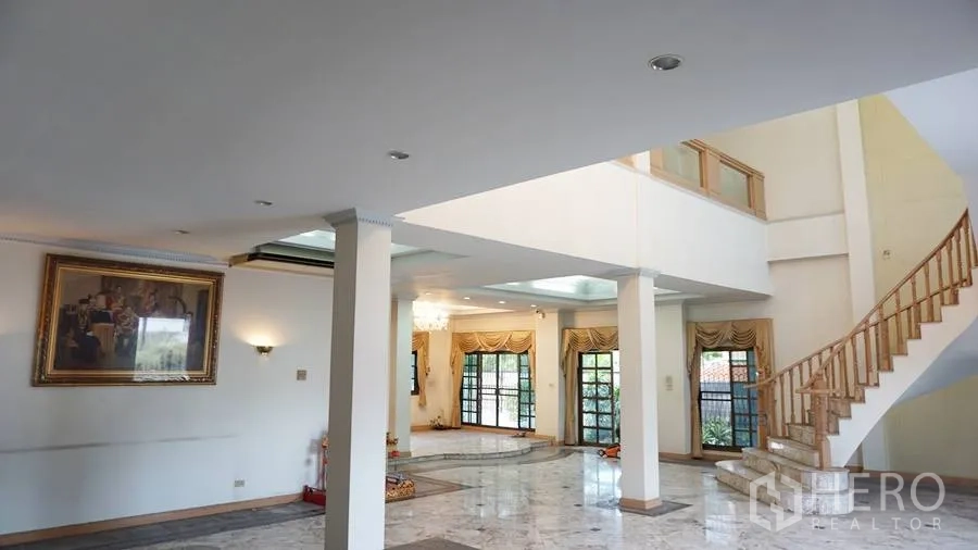 บ้าน ขายในChatuchak, Bangkok - ห้องโถงรับแขกกว้าง เพดานสูง พื้นหินอ่อน และบันได