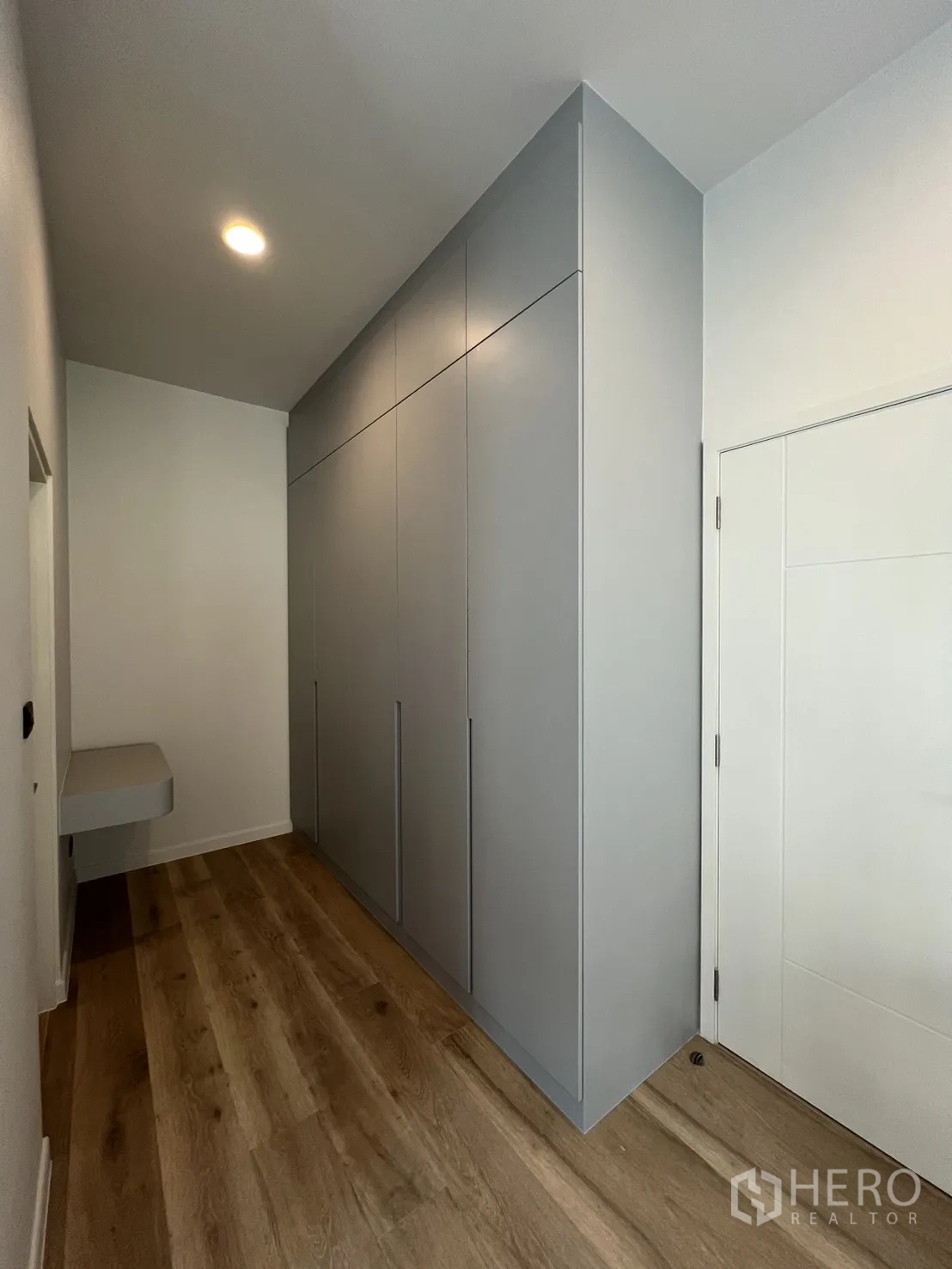 Detached House for rent or sale in Bang Kapi, Bangkok - Bathroom with toilet, floating vanity and large wall mirror.