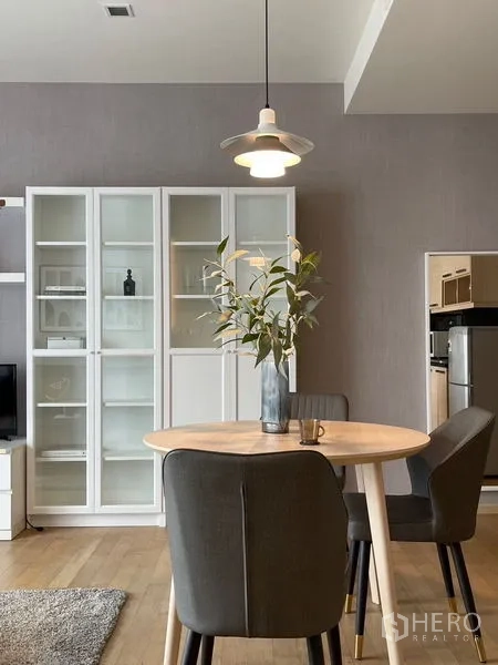 คอนโด ให้เช่าในWatthana, Bangkok - มุมรับประทานอาหารโต๊ะกลม เก้าอี้สามตัว และตู้บานกระจกสีขาวสูง