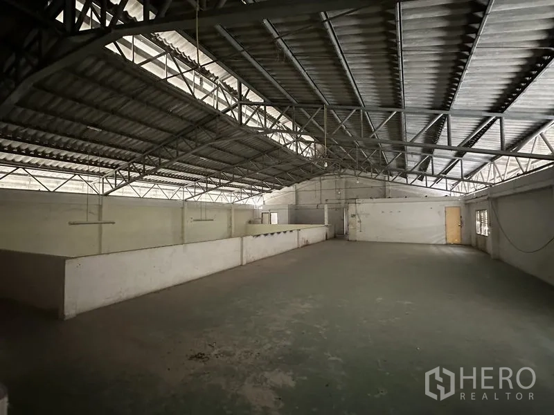 工厂 出租在Bang Bua Thong, Nonthaburi - 大型上层储存平台，带通风窗与金属斜屋顶