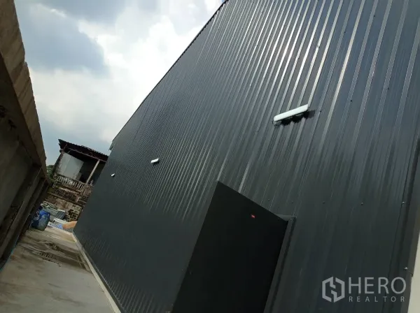 คลังสินค้า ให้เช่าในBang Kapi, Bangkok - ผนังด้านข้างยาวแผ่นเหล็กลอน พร้อมไฟภายนอก