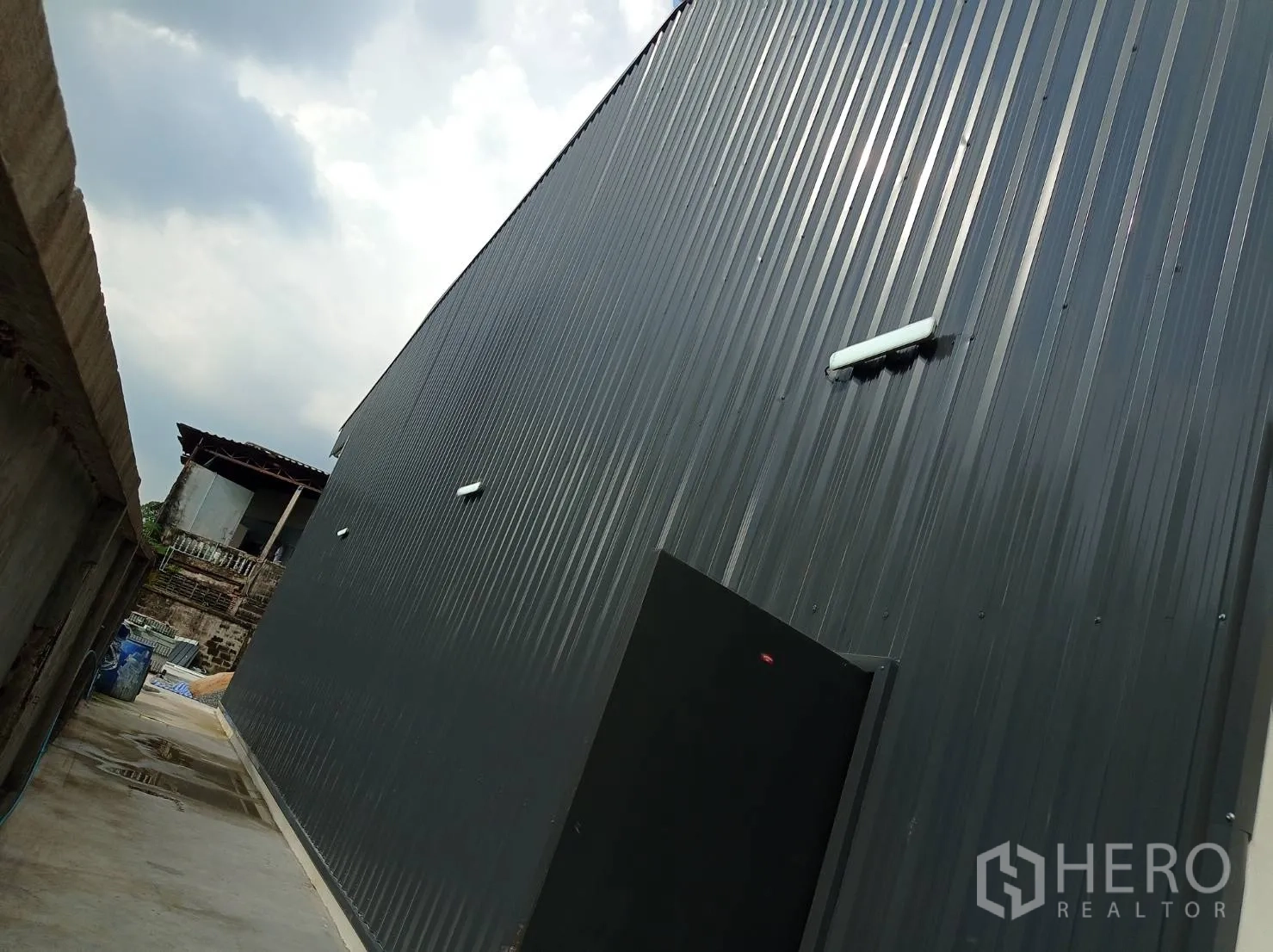 คลังสินค้า ให้เช่าในBang Kapi, Bangkok - ผนังด้านข้างยาวแผ่นเหล็กลอน พร้อมไฟภายนอก