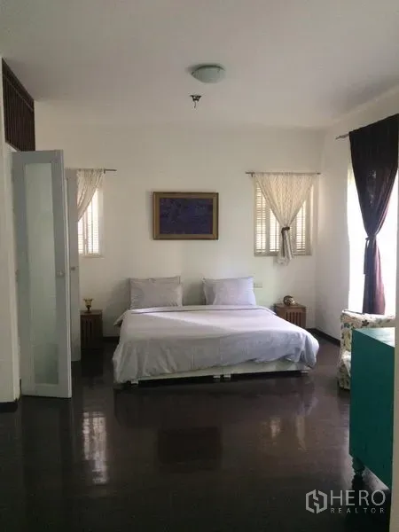 บ้าน ให้เช่าในSathon, Bangkok - ห้องนอนสว่างเตียงคู่ ผ้าม่านโปร่ง และพื้นไม้สีเข้มขัดเงา