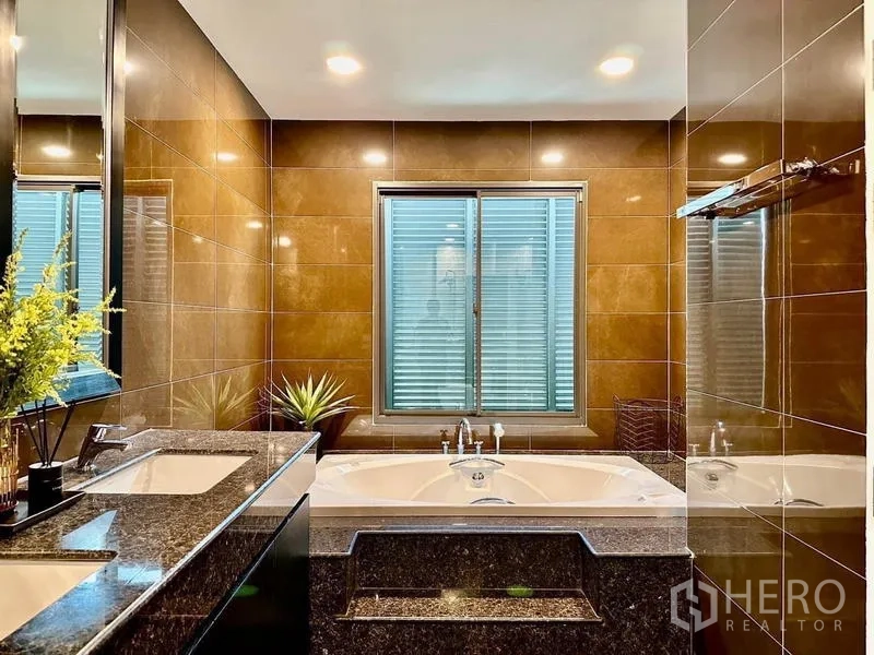 บ้าน ให้เช่าในLat Krabang, Bangkok - ห้องน้ำหรู อ่างอาบน้ำแบบฝัง เคาน์เตอร์หินแกรนิตสองอ่าง กระเบื้องสีน้ำตาล