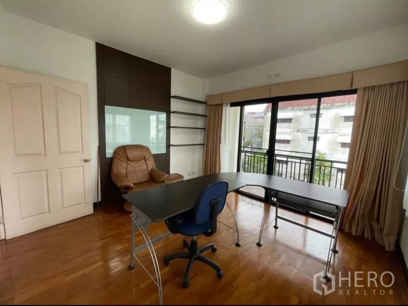 บ้าน ให้เช่าในChatuchak, Bangkok - โฮมออฟฟิศพร้อมชั้นวางและระเบียงมองเห็นเพื่อนบ้าน