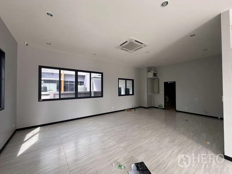 Factory for rent in Lam Luk Ka, Pathum Thani - Bright office room with windows on two sides, cassette air conditioner and tile floor.