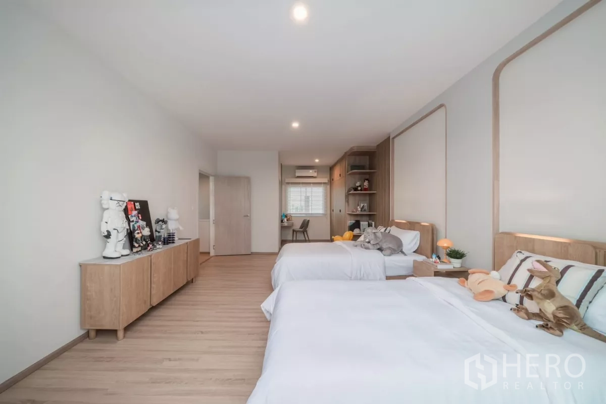 บ้าน ให้เช่าในSaphan Sung, Bangkok - มุมมองอีกด้านของห้องนอนเตียงคู่ โชว์ชั้นบิลท์อินและมุมนั่งทำงาน