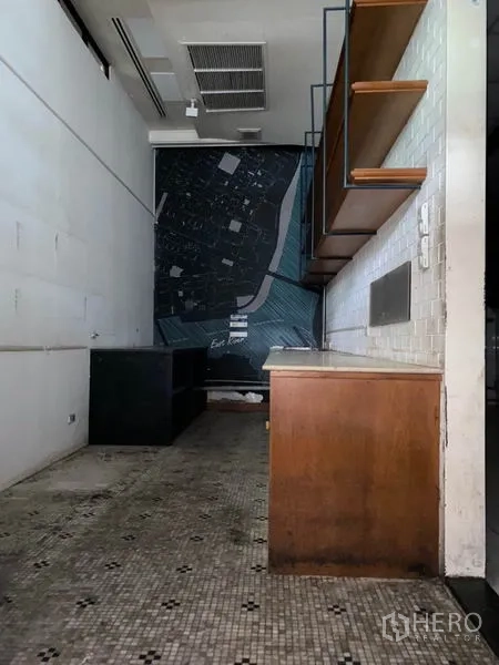 พื้นที่ขายปลีก ให้เช่าในKhlong Toei, Bangkok - พื้นที่ภายในทรงลึก พื้นโมเสก เคาน์เตอร์ไม้ ชั้นวาง และผนังลายแผนที่