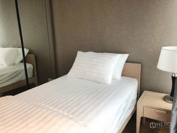 คอนโด ให้เช่าในKhlong Toei, Bangkok - ห้องนอนเล็ก เตียงเดี่ยว โคมไฟหัวเตียง และตู้เสื้อผ้าบานกระจก