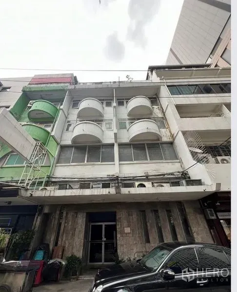 店屋 出售 - 是隆区四层商铺楼外立面，圆弧阳台