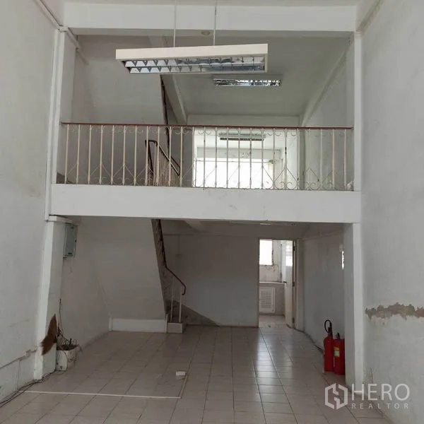 อาคารพาณิชย์ ให้เช่าในKhlong Toei, Bangkok - โถงหน้าร้านเพดานสูงพร้อมชั้นลอย พื้นกระเบื้อง และถังดับเพลิง