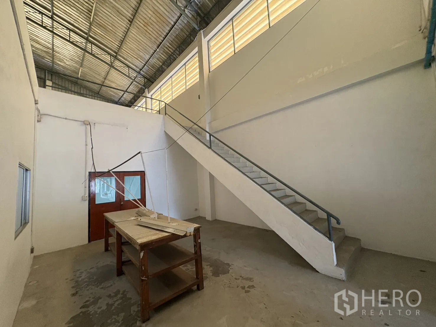 คลังสินค้า ให้เช่าในBang Phli, Samut Prakan - พื้นที่เวิร์กช็อปพร้อมบันไดขึ้นชั้นบน และช่องแสงยาวด้านข้าง