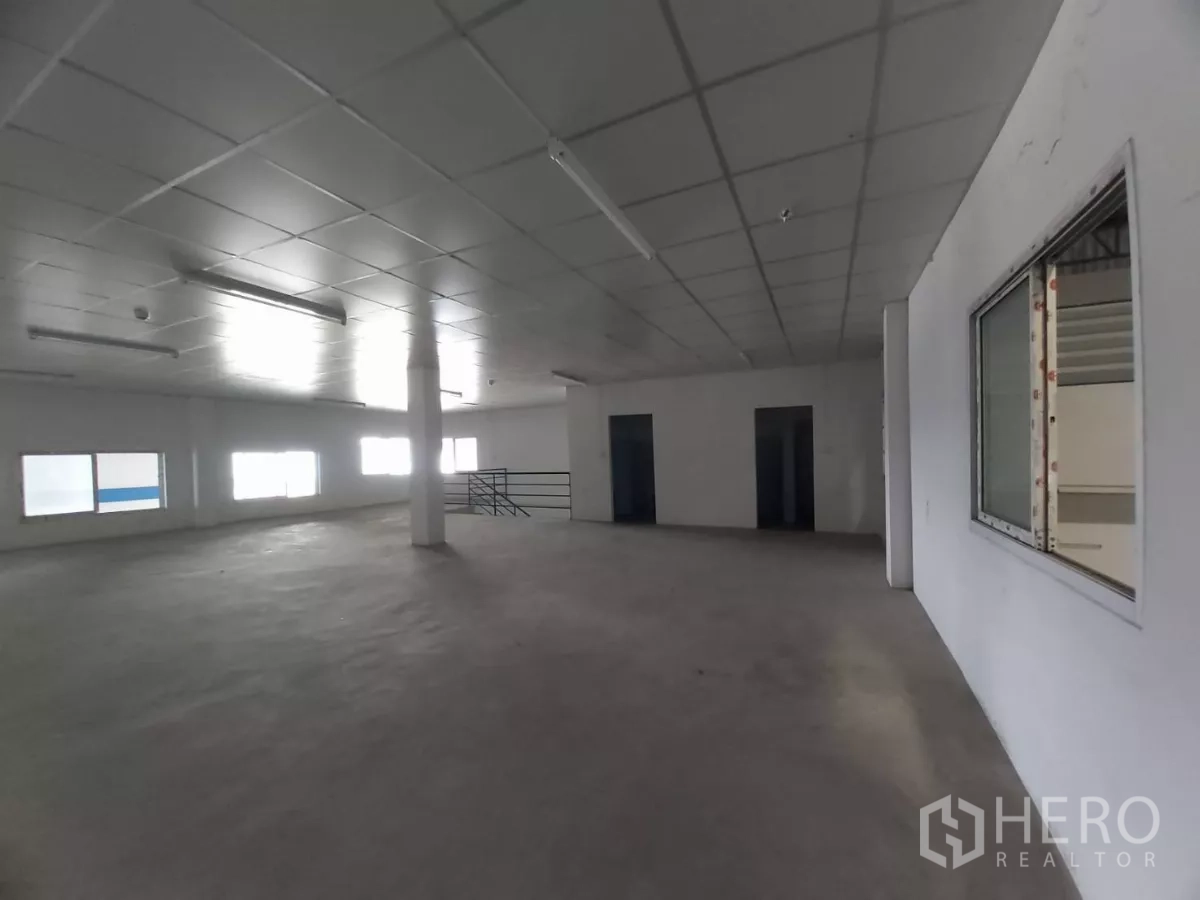 คลังสินค้า ให้เช่าในBang Bo, Samut Prakan - พื้นที่สำนักงานชั้นสองกว้าง มีหน้าต่าง เพดานทีบาร์ และบันได