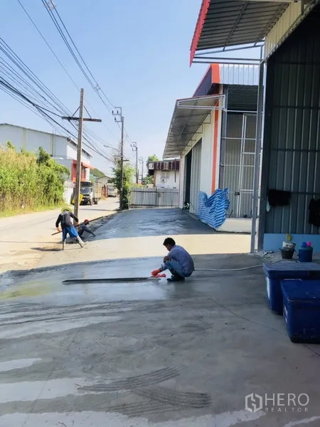 คลังสินค้า ให้เช่าในBang Kapi, Bangkok - พื้นที่โหลดสินค้ามีหลังคาและทางเข้าโกดังพร้อมพื้นคอนกรีตใหม่ติดถนนท้องถิ่นในบางกะปิ