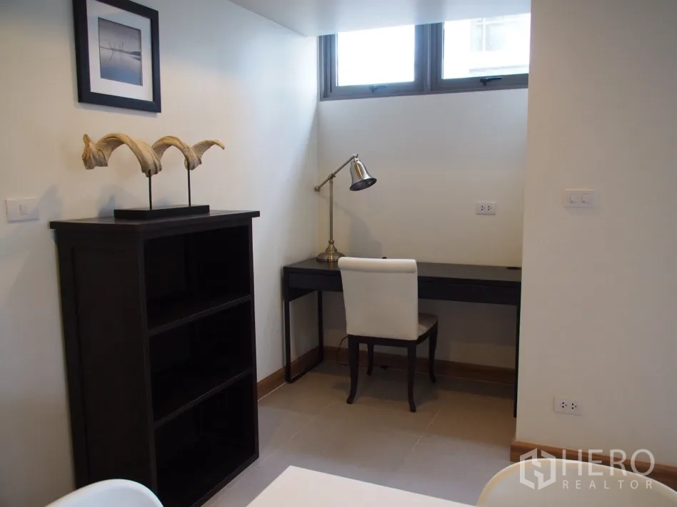 คอนโด for rent or sale in Watthana, Bangkok - มุมทำงานขนาดกะทัดรัดพร้อมโต๊ะ เก้าอี้ และชั้นวางของใต้ช่องแสงสูง
