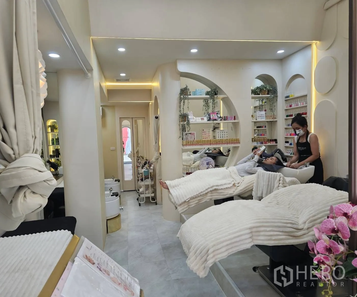 พื้นที่ขายปลีก ให้เช่าในWatthana, Bangkok - ภายในสไตล์ซาลอน เก้าอี้สระผม เพดานสูง ไฟซ่อน