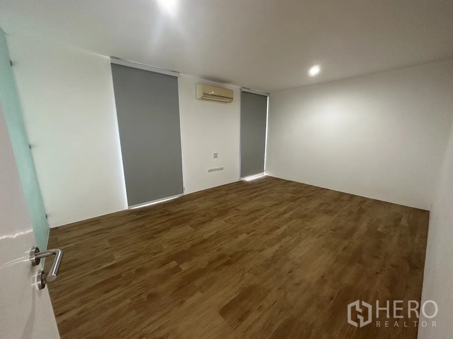 带办公室的家 出租在Phra Khanong, Bangkok - 安静的会议或卧室空间，配空调与遮光卷帘。