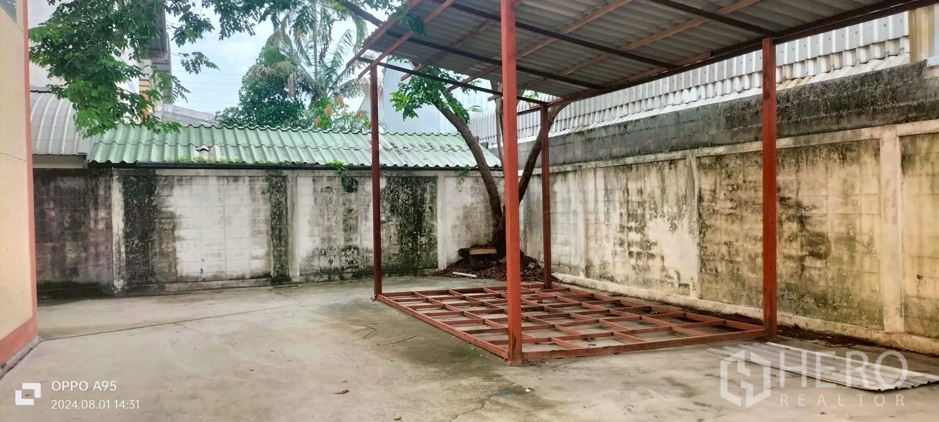 โรงงาน ให้เช่าในKhlong Luang, Pathum Thani - ลานด้านหลังพร้อมโครงกันสาดเหล็กข้างรั้วรอบ