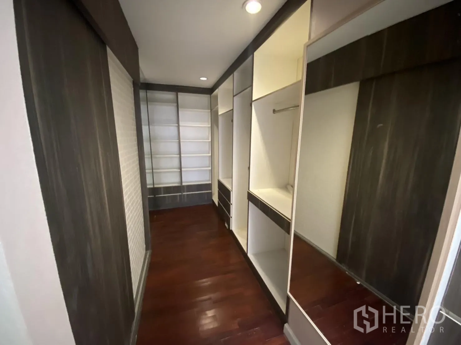 Townhouse for sale in Suan Luang, Bangkok - Walk-in closet corridor with open shelving and mirrors